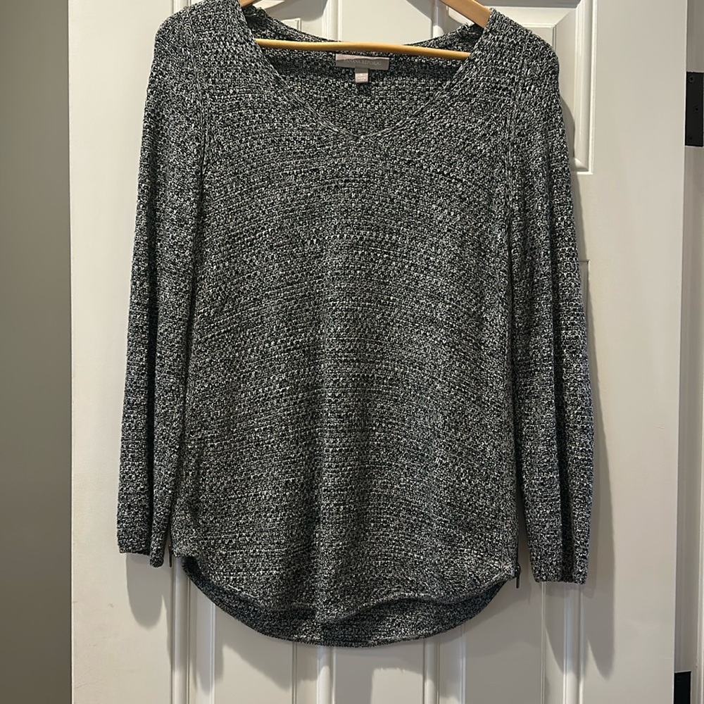 Banana Republic size small women’s sweater w round hem and side zip details
